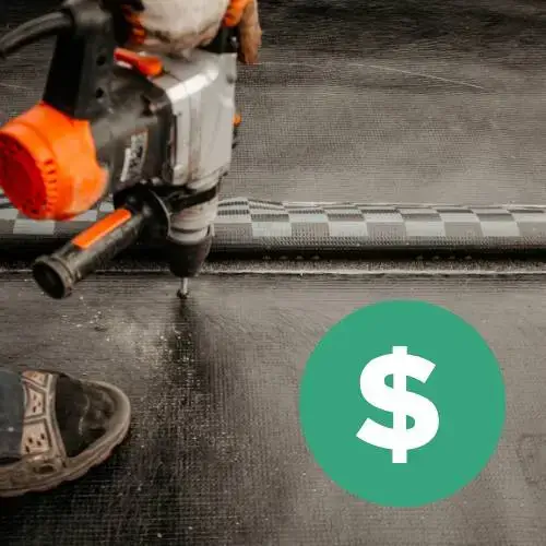 Bitumen dakbedekking met boormachine, met symbool voor de kosten van een dakinstallatie